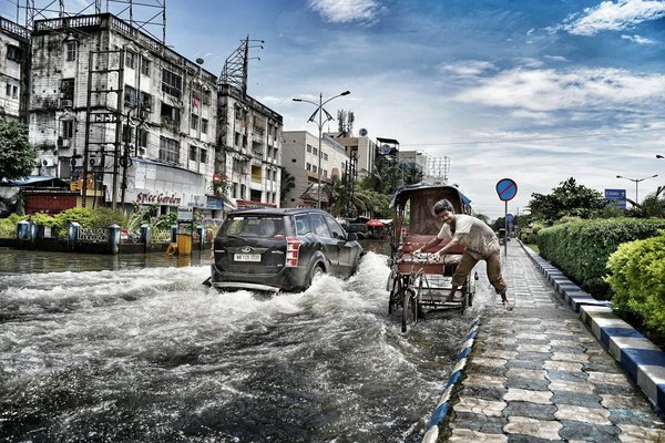 Can sustainable urban planning reduce the risk of urban flooding and water pollution?