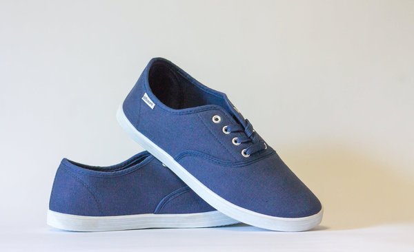 What are the most comfortable yet stylish shoe options for long walks?